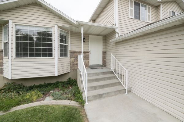 Cost of White Vinyl Siding Replacement in Cheyenne